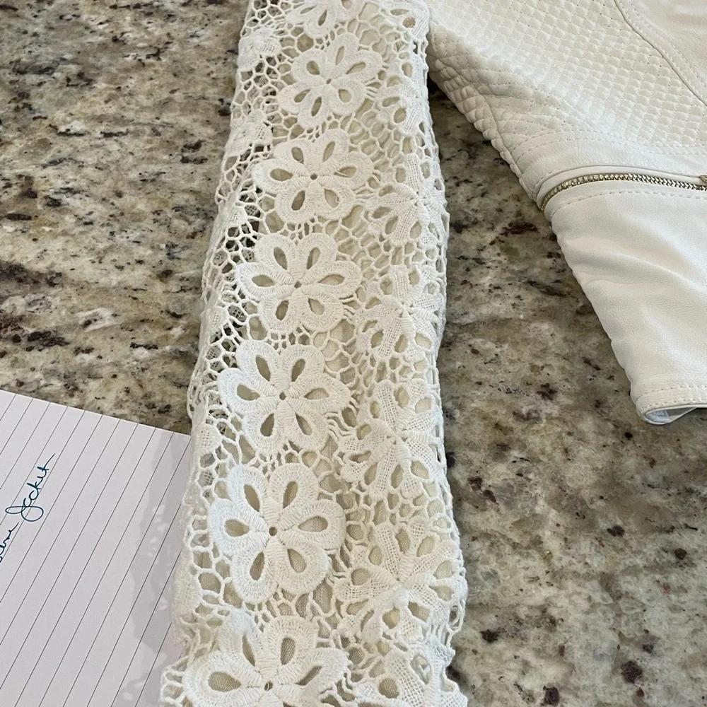 Coalition Downtown Off White‎ Jackets with faux leather look, lace sleeves